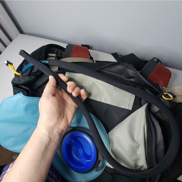 Camelbak Snobound Hydration Backpack 100 Ounce 3 Liter Bladder - Picture 9 of 9